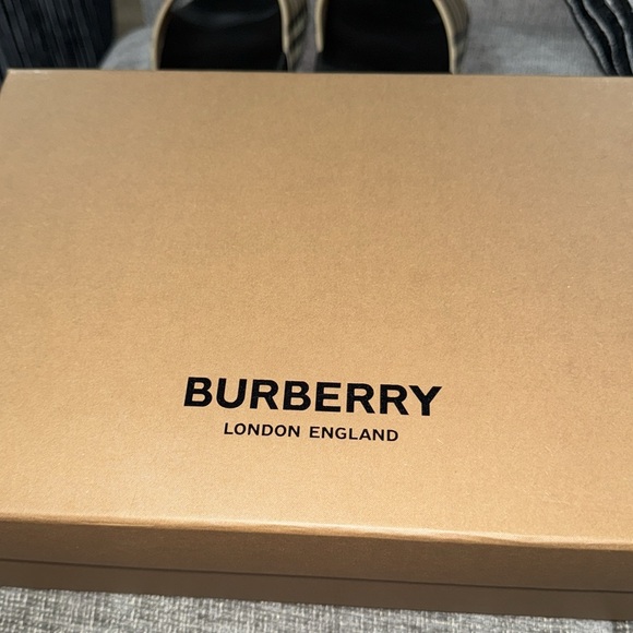 Burberry Slides - Picture 7 of 8